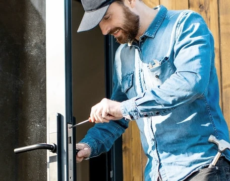 Låsesmed Lyngby monterer lås ved kunde